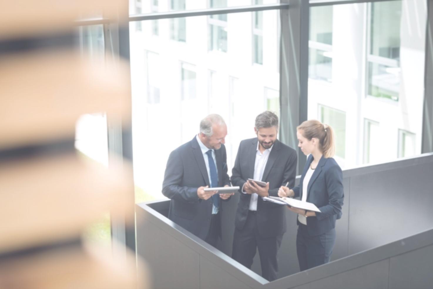 Espacio de trabajo moderno con documentos y herramientas de planificación financiera